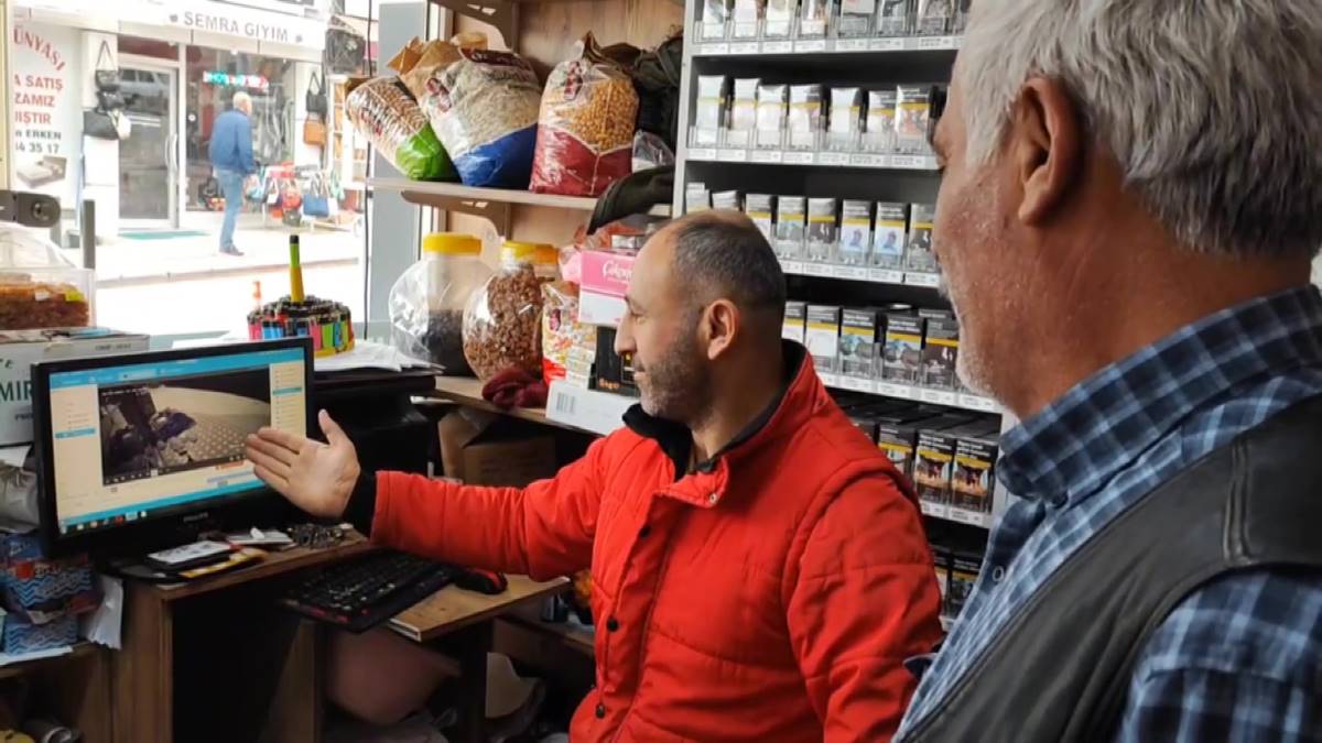 bufeden-aldiklari-iki-sise-suyun-parasini-kameraya-gosterip-biraktilar-5