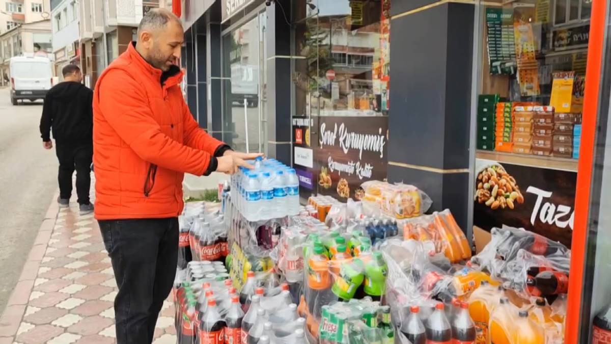 bufeden-aldiklari-iki-sise-suyun-parasini-kameraya-gosterip-biraktilar-7