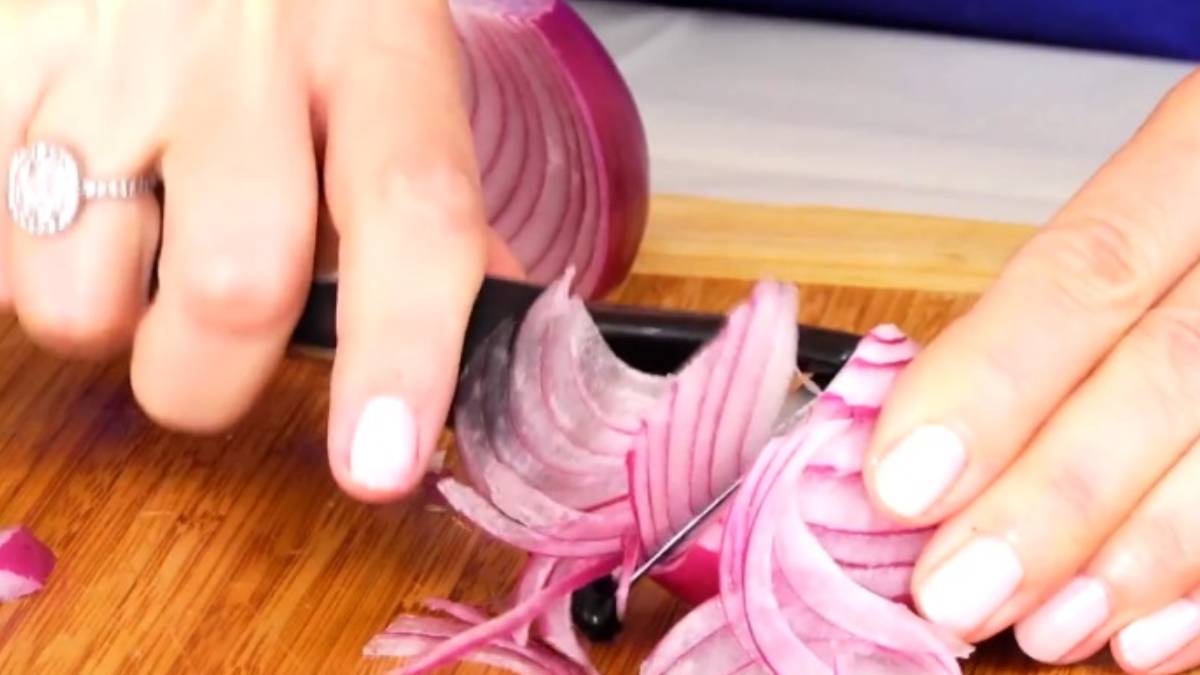 sogani-bir-de-boyle-deneyin-sogan-sevmeyenler-bile-her-yemege-katacak-evinizde-rondonuz-varsa-mutlaka-deneyin