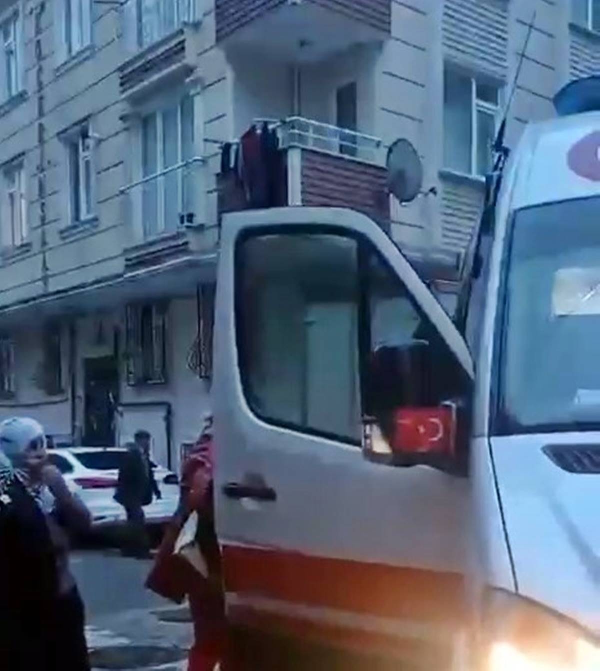 istanbul-esenyurt-yeni-dogan-bebegini-camdan-atti-2