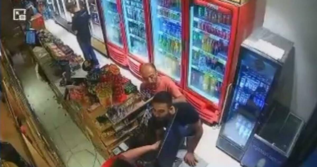 sahibinin-haberi-var-dedi-sokmeye-calisti-2