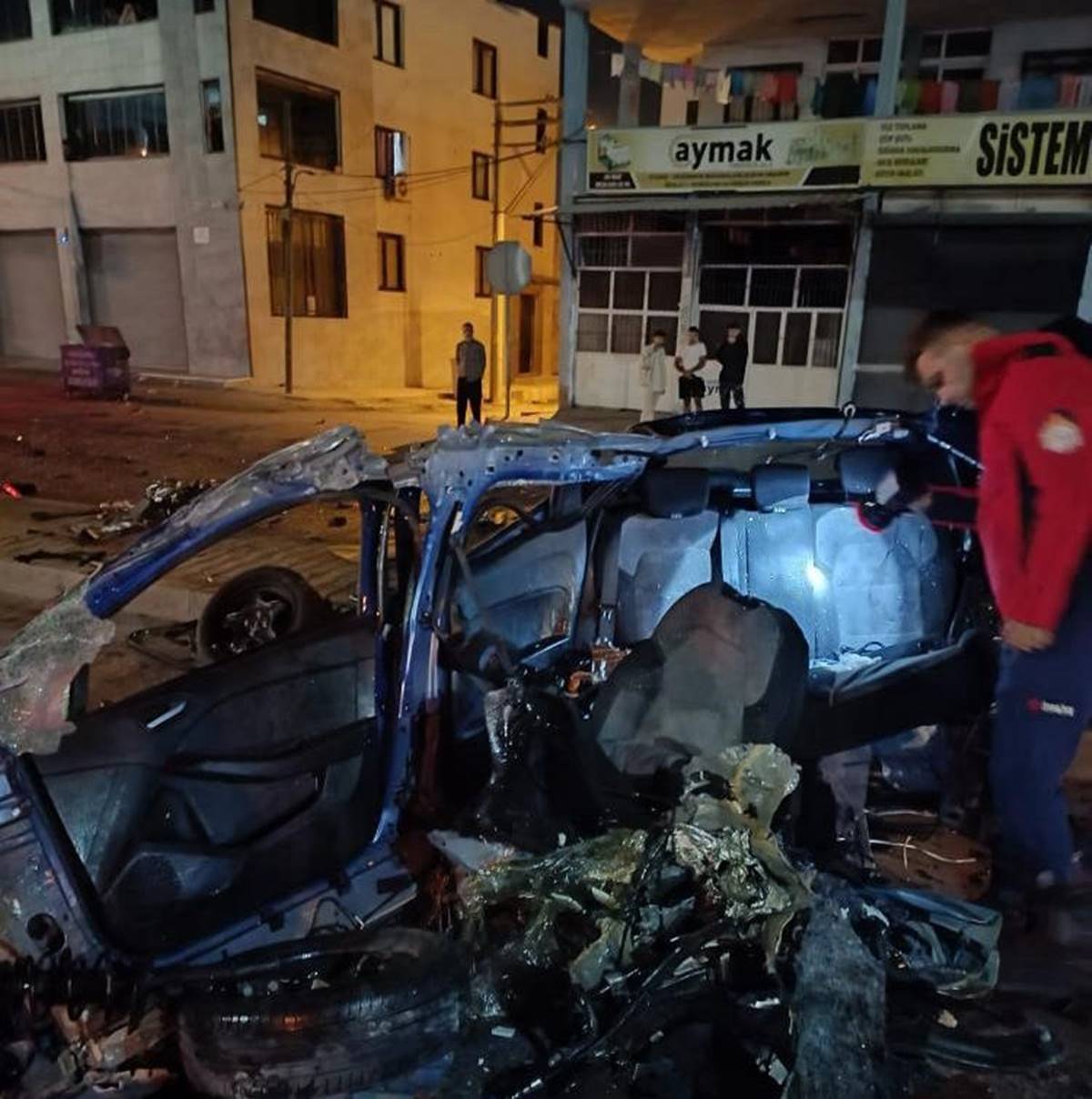 mersin-trafik-kazasi-araba-kagit-gibi-ikiye-ayrildi-2-001