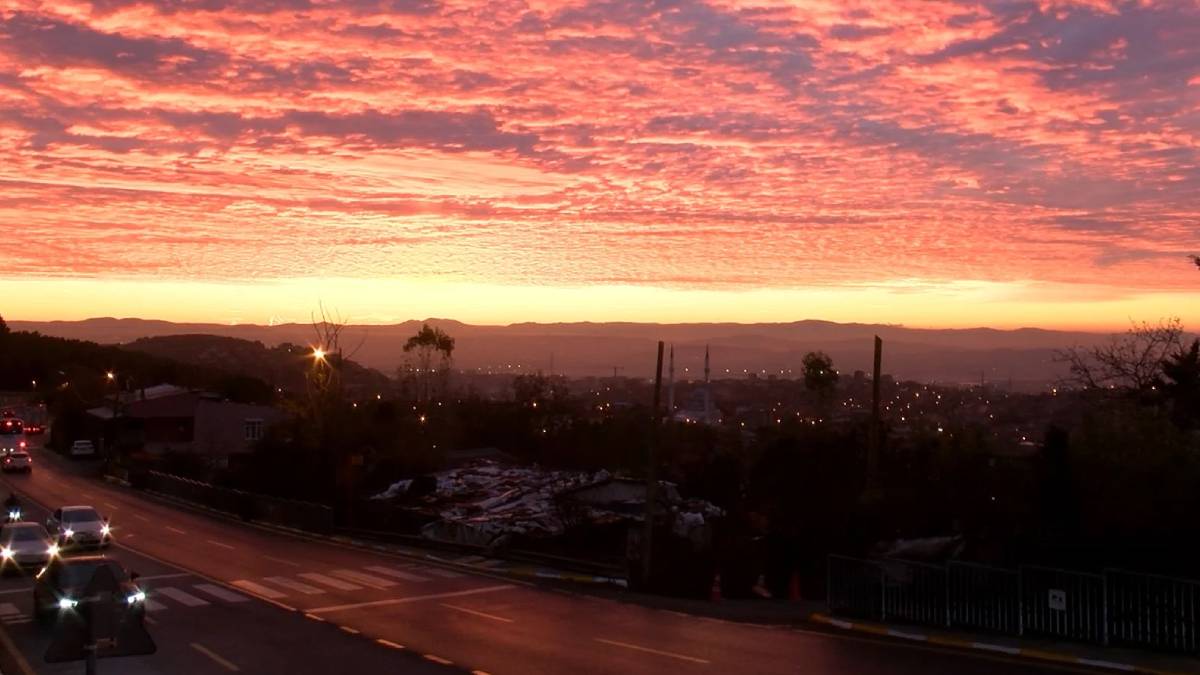 once-van-simdi-istanbulda-goruldu-gokyuzunu-goren-hayrete-dustu-herkes-gorsel-solen-diyor-ama-nedeni-bakin-ne-cikti