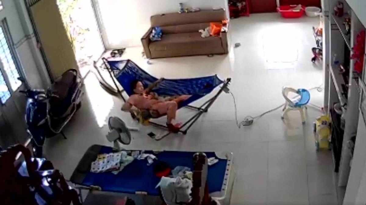 bebegiyle-beraber-uyuyan-anneye-dev-yilan-dehseti-metrelerce-uzunluktaki-dev-yilan-sessizce-yanlarina-geldi-ve-1