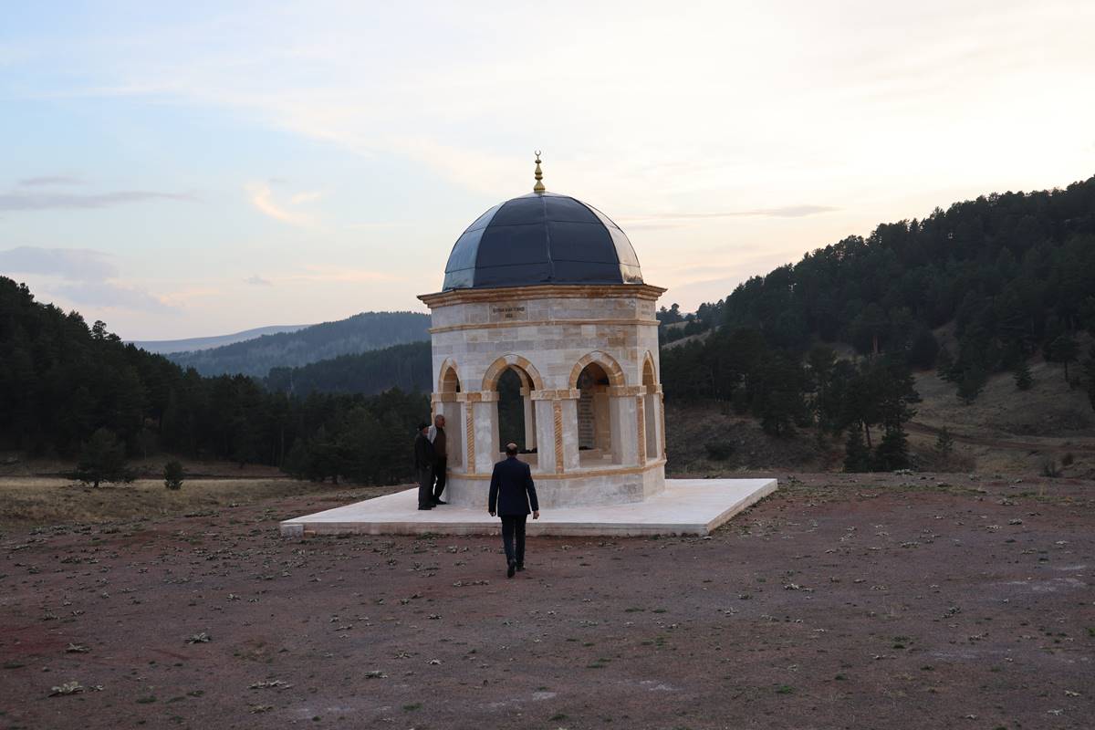 sivas-susehri-karacaoren-koyu-petrol-katran-baba-turbesi-9