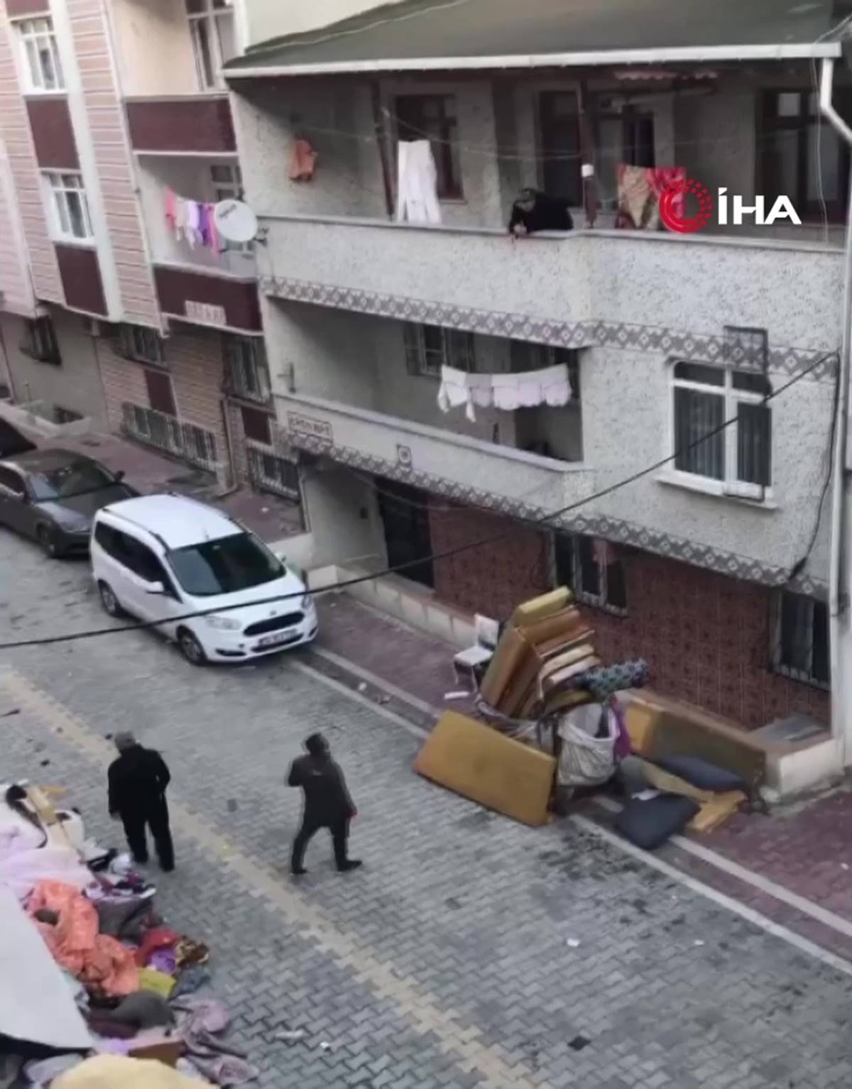 gocmenlerin-kiraladigi-binadan-5-kamyon-cop-cikti-1