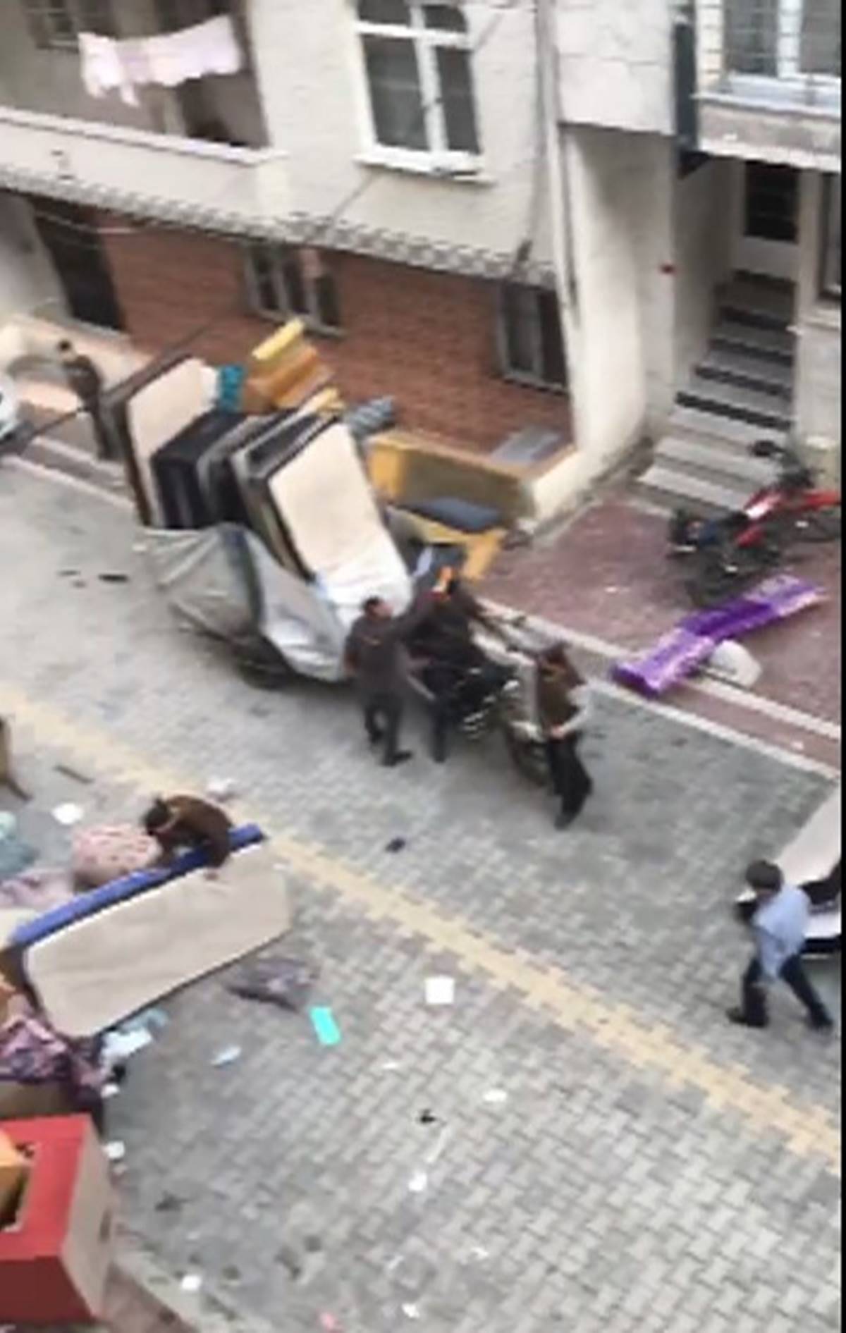 gocmenlerin-kiraladigi-binadan-5-kamyon-cop-cikti-3