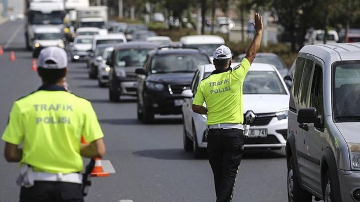 kirmizi-isikta-gecen-edsye-yakalananlar-yandi-trafik-cezalarina-rekor-zam-aciklandi-suruculer-dikkat-2