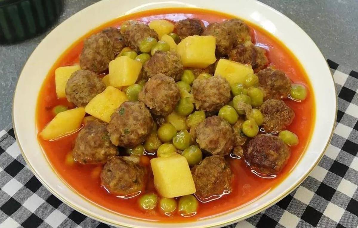 kofteli-bezelye-yemegi-lezzetli-nasil-yapilir-kofteli-bezelye-kolay-tarifi