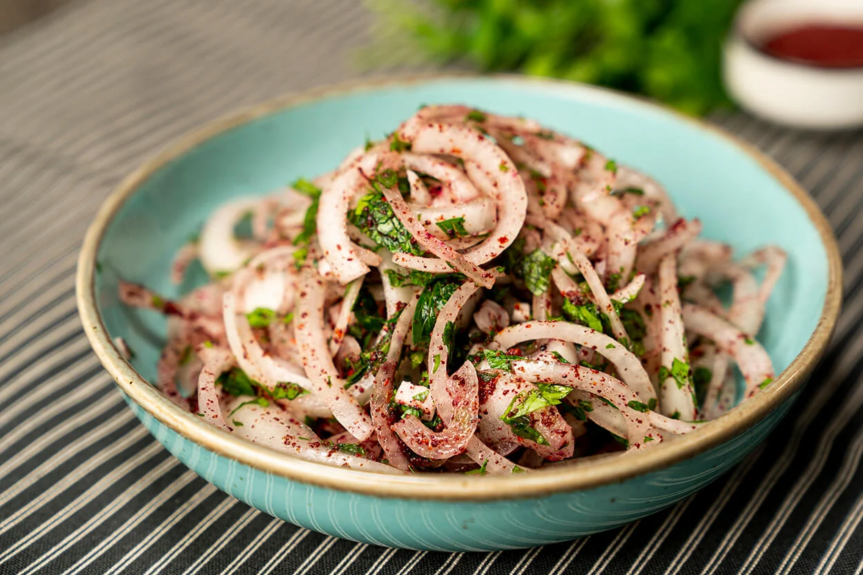 sumakli-sogan-salatasi-son-yemekcom