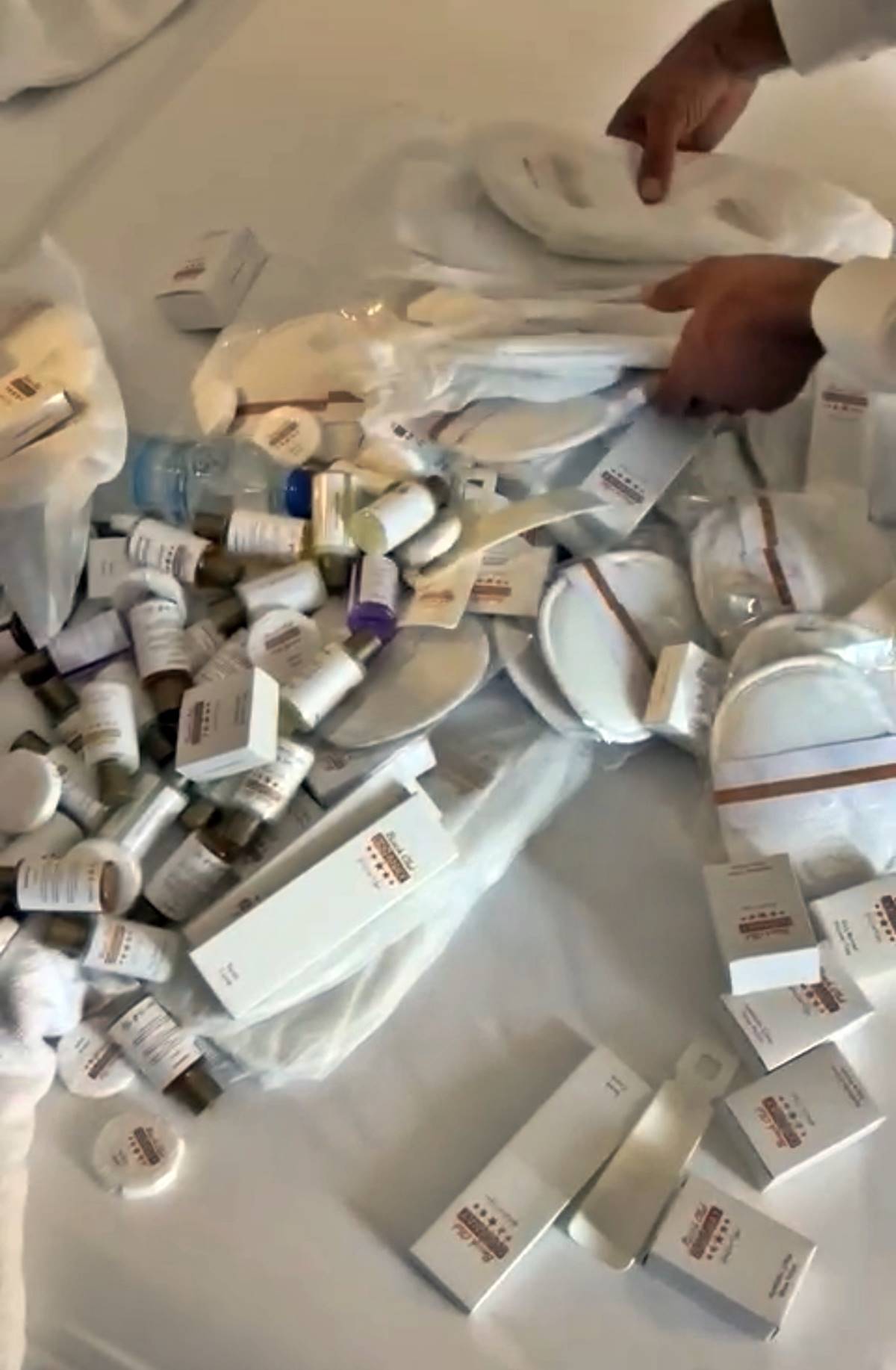 turistlerin-bavullarindan-otele-ait-cok-sayida-esya-cikti-1