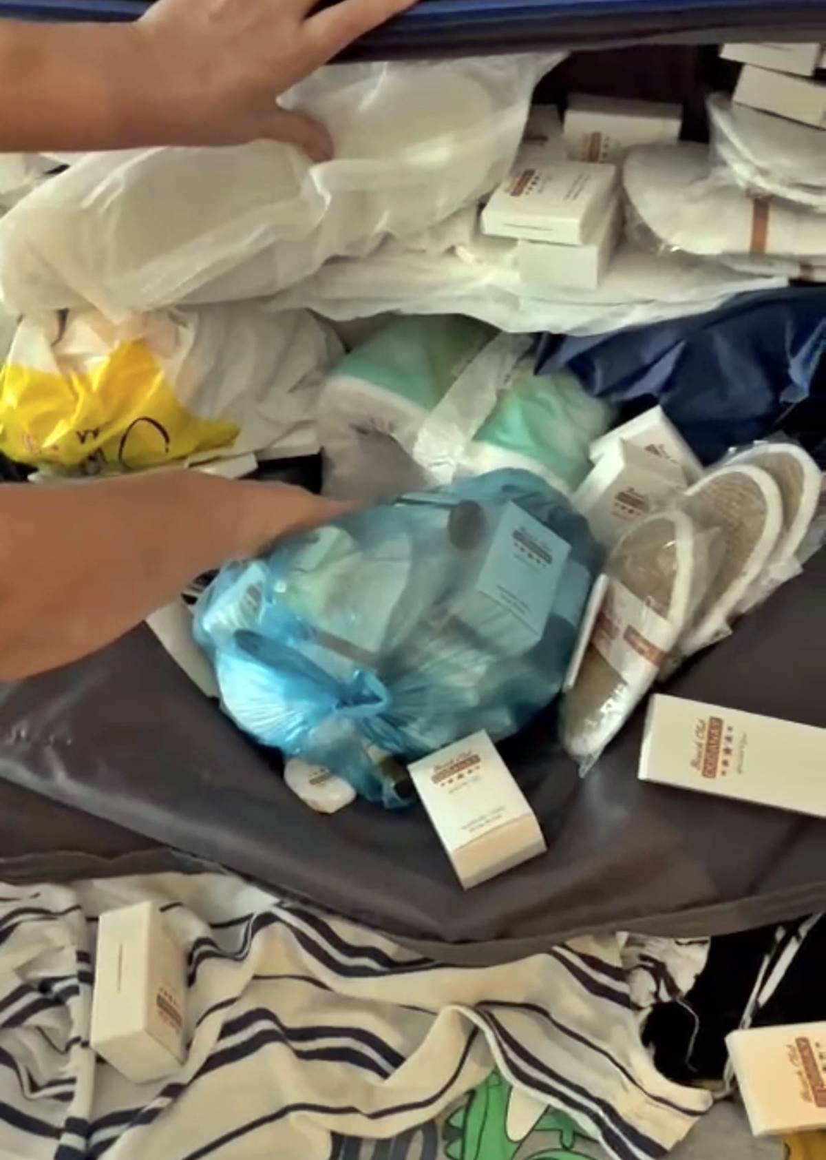 turistlerin-bavullarindan-otele-ait-cok-sayida-esya-cikti-2