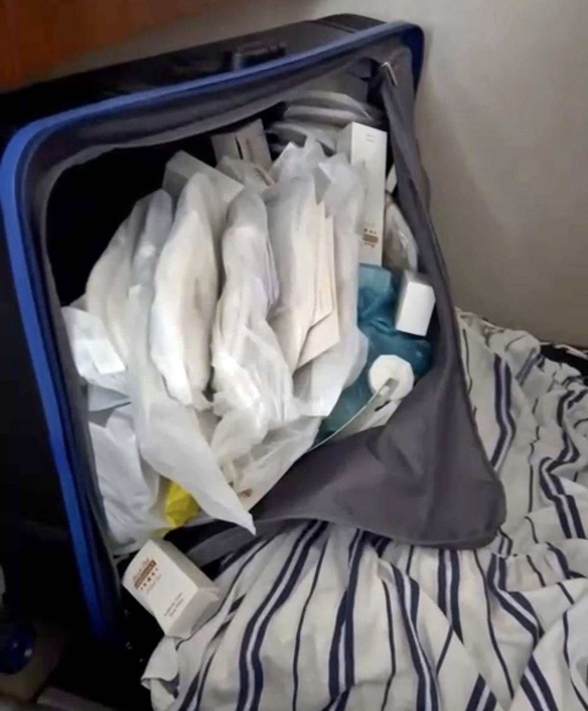 turistlerin-bavullarindan-otele-ait-cok-sayida-esya-cikti-4