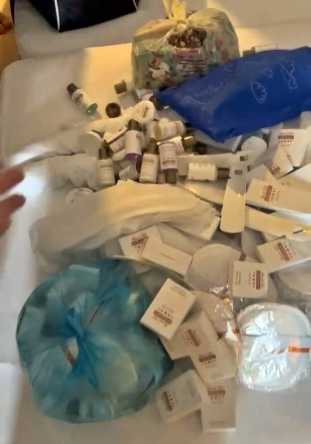 turistlerin-bavullarindan-otele-ait-cok-sayida-esya-cikti-5