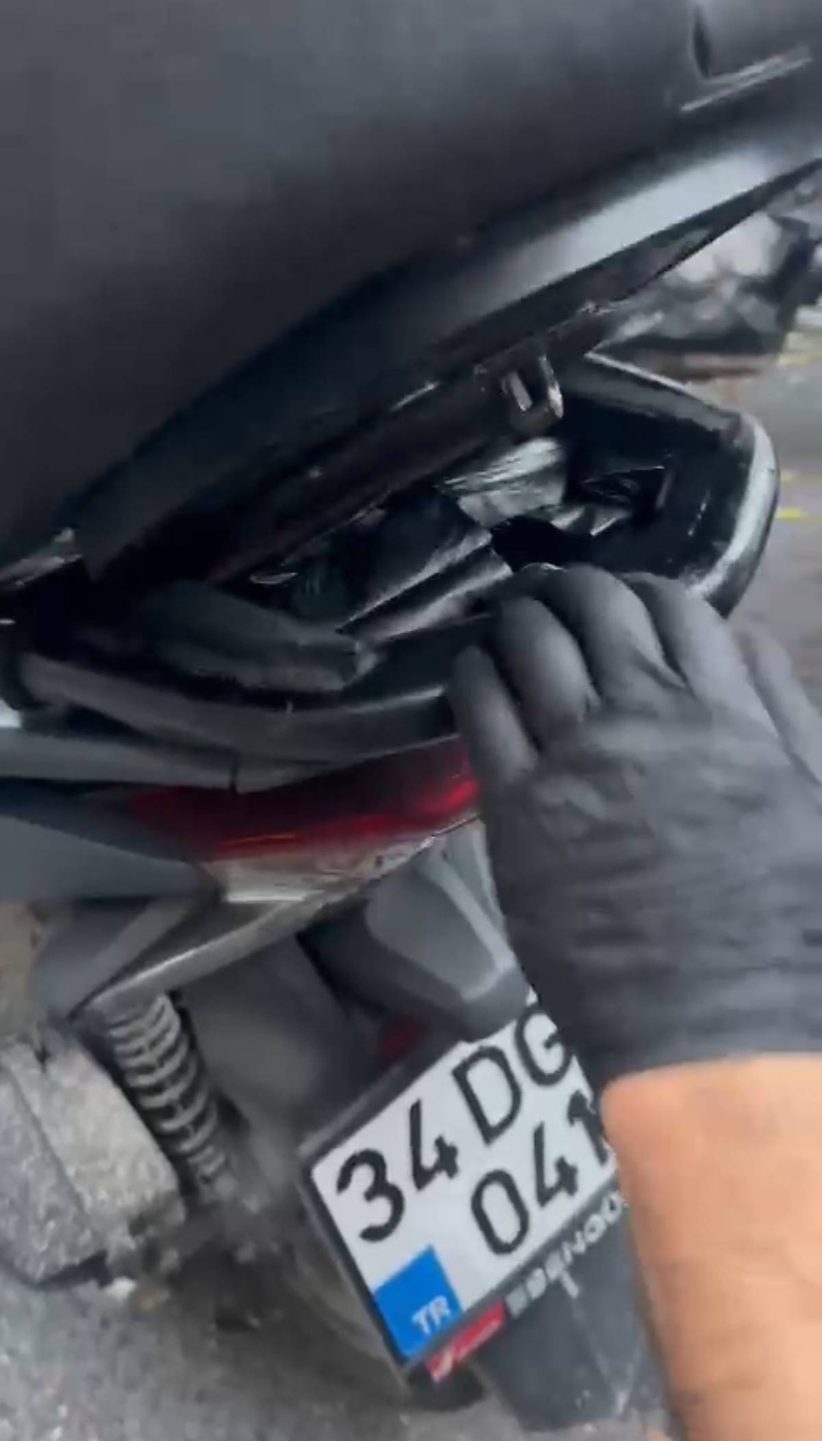 istanbul-besiktas-telli-duzenekten-esrar-fiskirdi-2