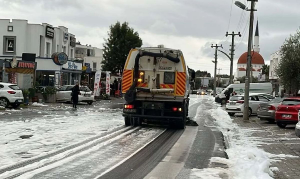 muglada-yerler-kopukle-kaplandi1