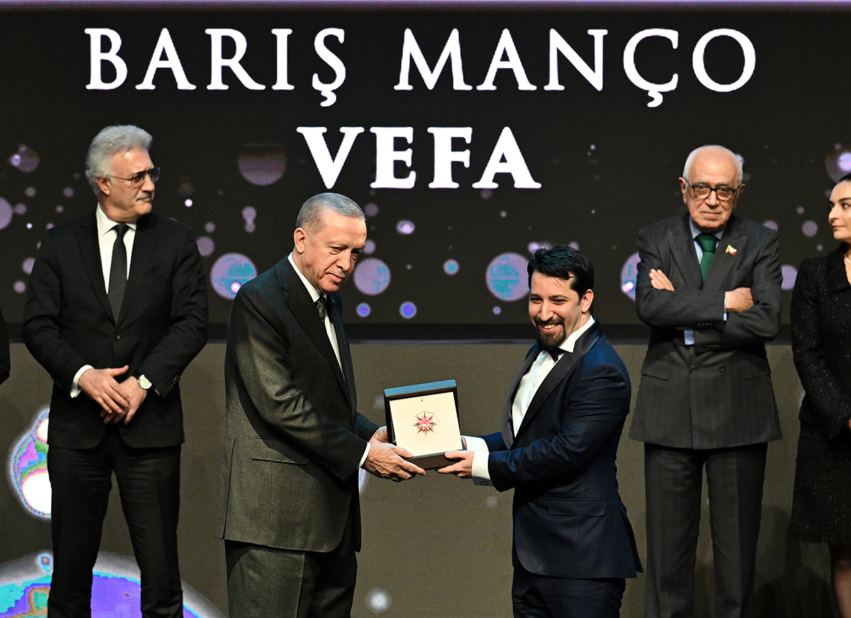 baris-manco-adina-batikan-mancoya-sagda-takdim-etti