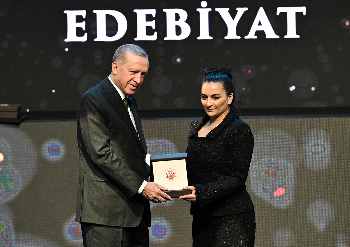 nazan-bekiroglu-adina-leyla-didar-bekirogluna-sagda-takdim-etti