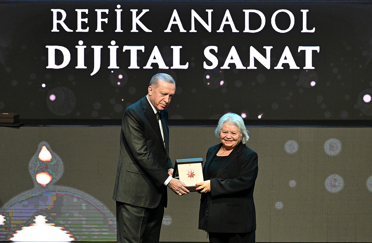 refik-anadol-adina-feyza-anadola-sagda-takdim-etti