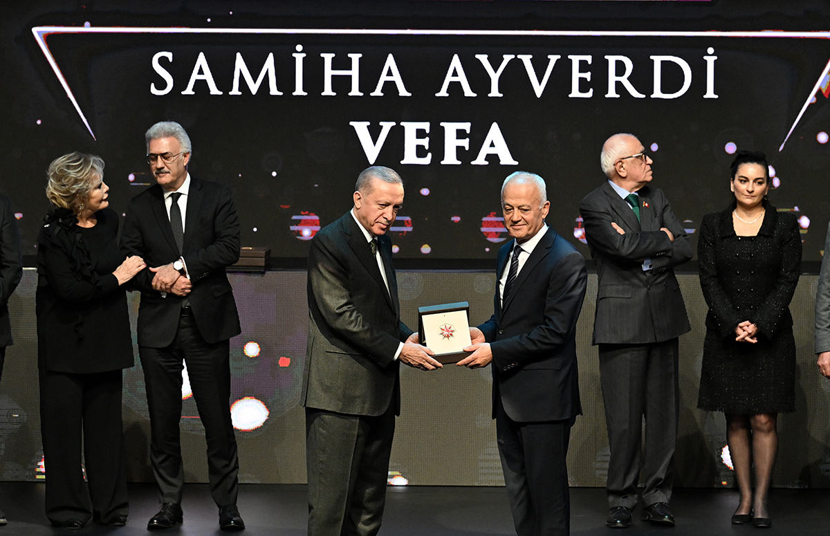 samiha-ayverdi-adina-necdet-sendile-sagda-takdim-etti