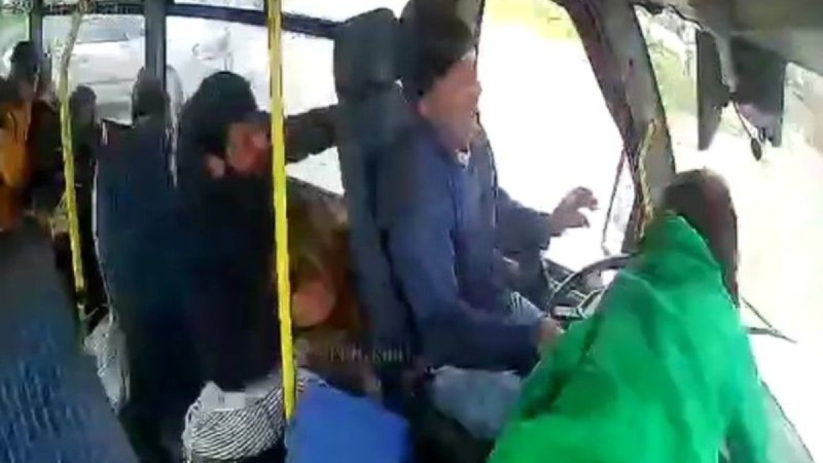 minibüste yolcuların panik anları otomobil ve minibüsün kazası kamerada