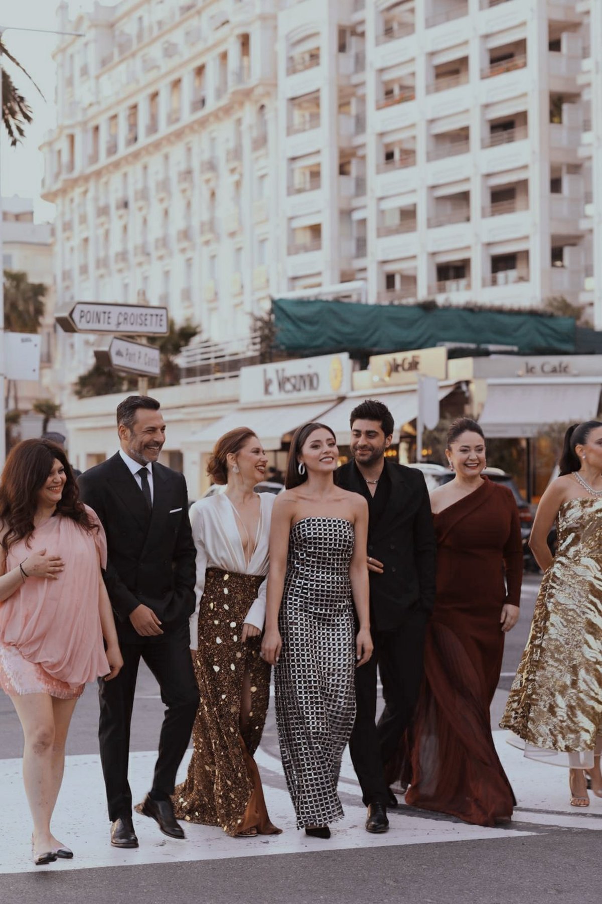 Kızılcık Şerbeti oyuncuları Cannes'a çıkarma yaptı