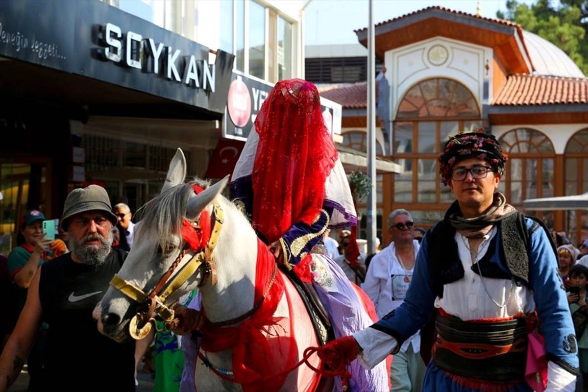 gelin-damat-rolunu-oynayan-cift-resmi-nikah-kiydi-2.jpg