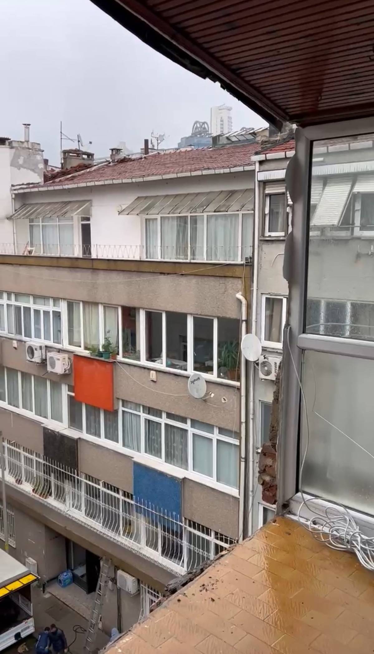 oyuncu-tufan-gokpinarin-evinin-duvari-yikildi-2