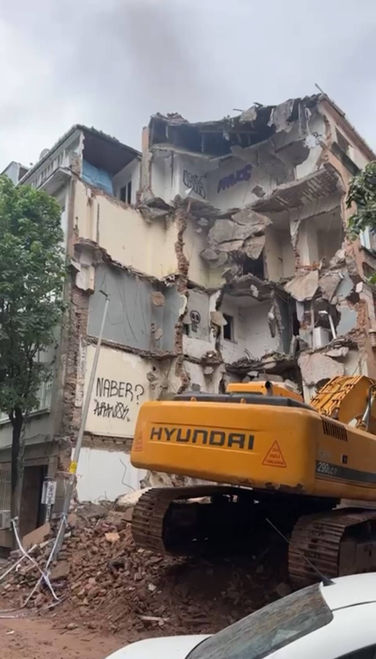 oyuncu-tufan-gokpinarin-evinin-duvari-yikildi-3-001