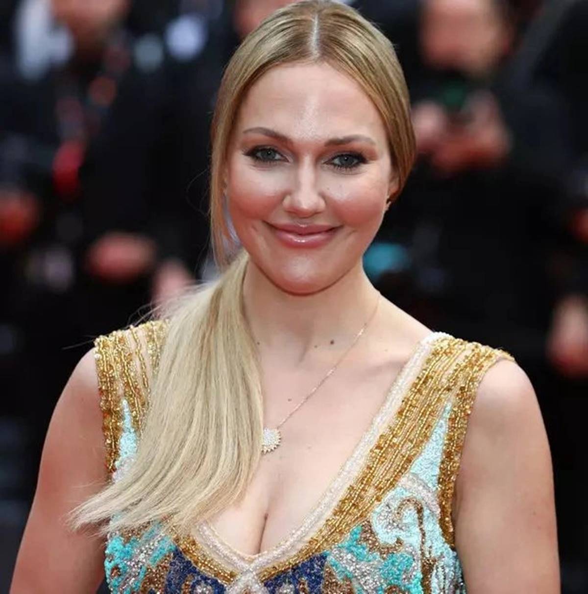 meryem-uzerli-cannes-kirmizi-hali-1.jpg