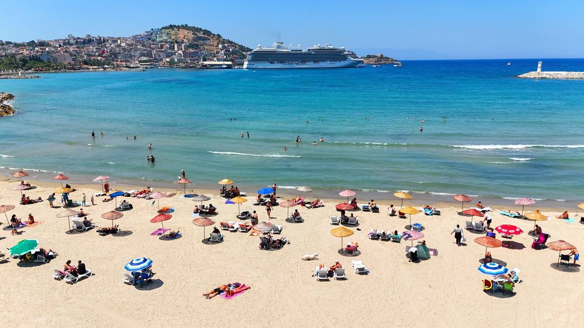 kusadasi-plajlarinda-ucretsiz-sezlong-ve-semsiye-hizmeti-2.jpg
