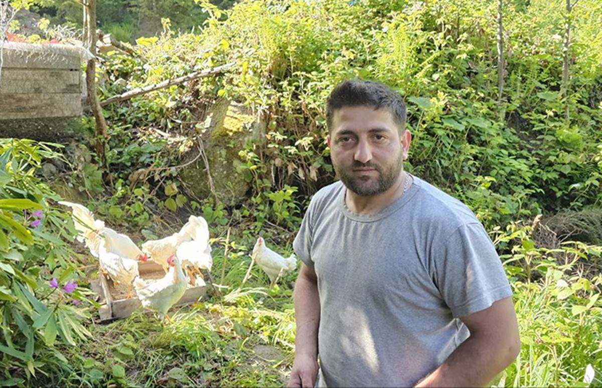 tavuklarini-ayilardan-koruyabilmek-icin-yerden-25-metre-yukseklikte-kumes-yapti-3