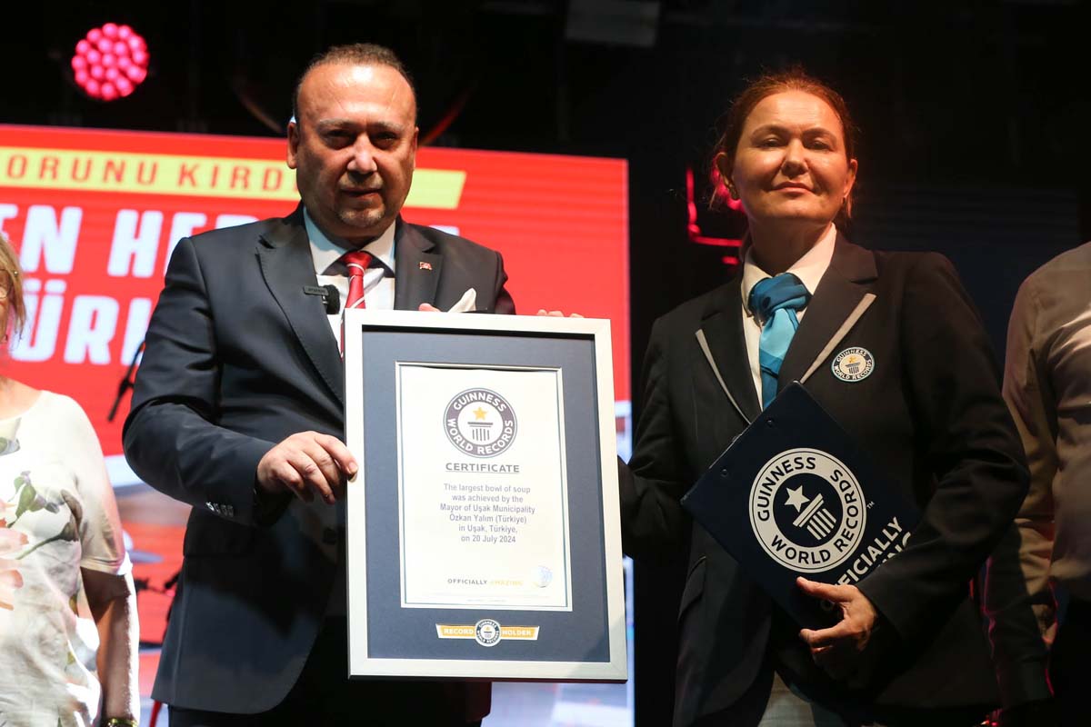 guinness-word-records-turkiye-hakemi-ve-temsilcisi-seyda-subasi-gemici-sagda-rekor-belgesini-usak-belediye-baskani-ozkan-yalima-solda.jpg