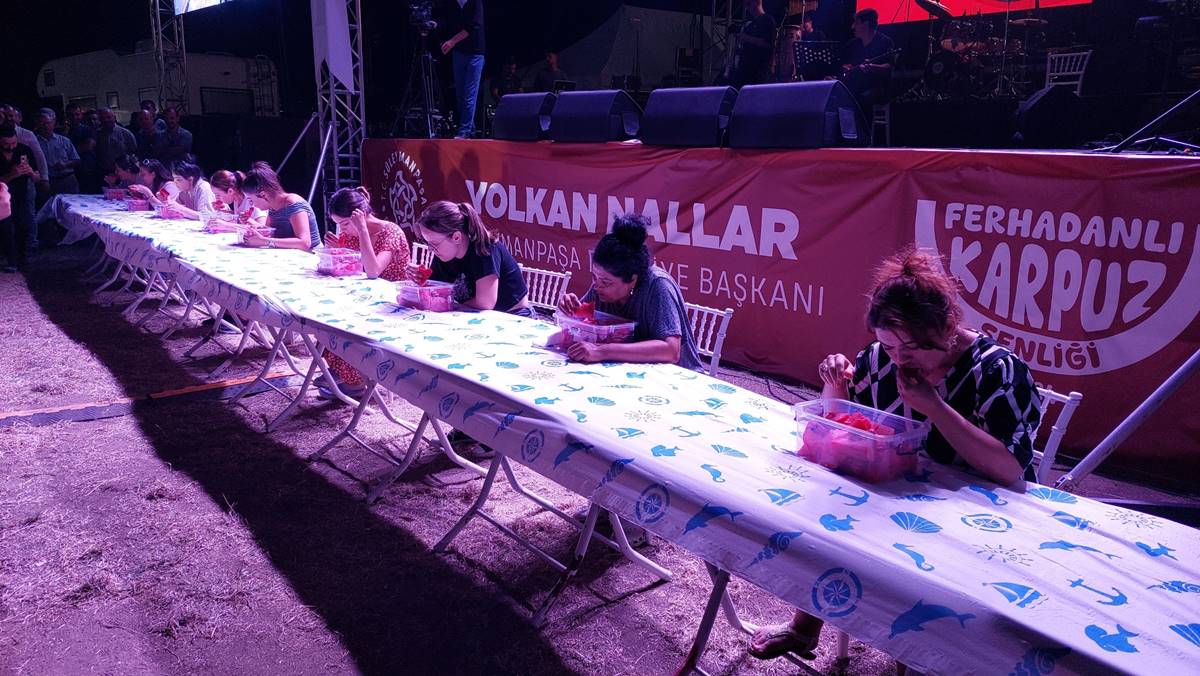 altin-odullu-karpuz-yeme-yarismasi-1