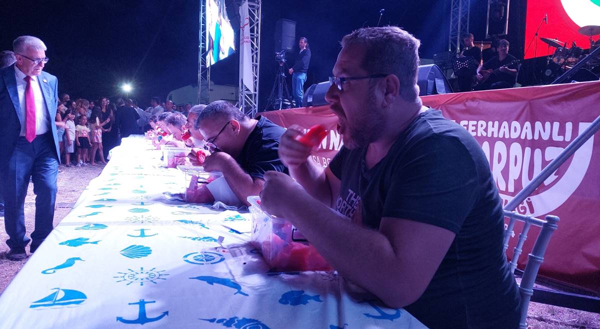 altin-odullu-karpuz-yeme-yarismasi-10