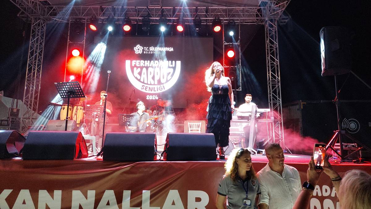 altin-odullu-karpuz-yeme-yarismasi-12