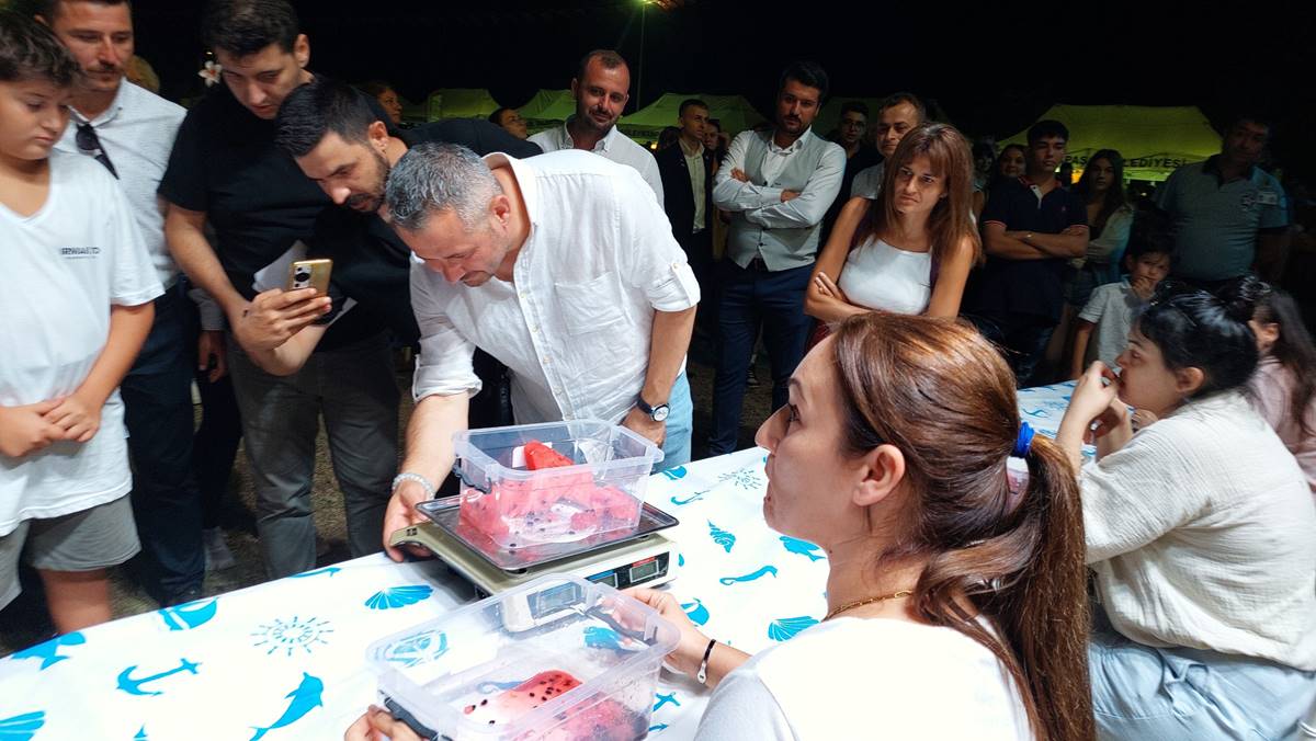 altin-odullu-karpuz-yeme-yarismasi-6