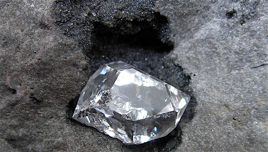 botswana-diamonds-finds-octahedron-in-sample-material-at-orapa.jpg