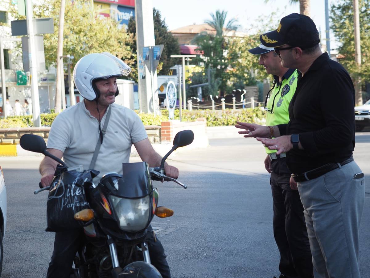 polis-kasksiz-motosiklet-suruculerine-kask-hediye-etti-4.jpg