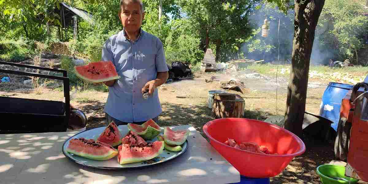 denizlide-satamadigi-karpuzlari-pekmez-yapan-3.jpg