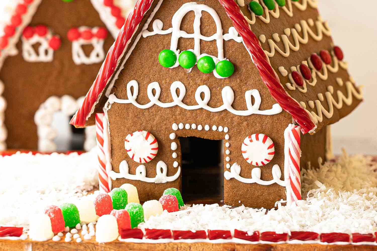 simply-recipes-gingerbread-house-lead-04-f5445ec8620041db990586021e8991df.jpg