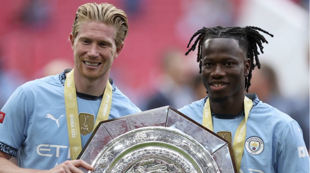 kevin-de-bruyne-and-issa-kabore-2024-manchester-city-1048707639h-1724407706-146065-001.jpg