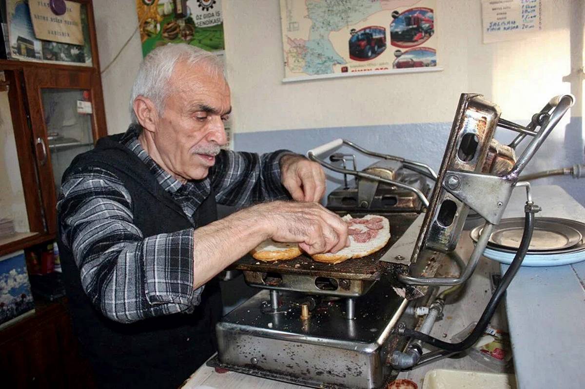 karaman-tostcu-mevlut-akkar-dukkani-nerede-ucuz-tost-fiyatri-ne-kadar-1.jpg