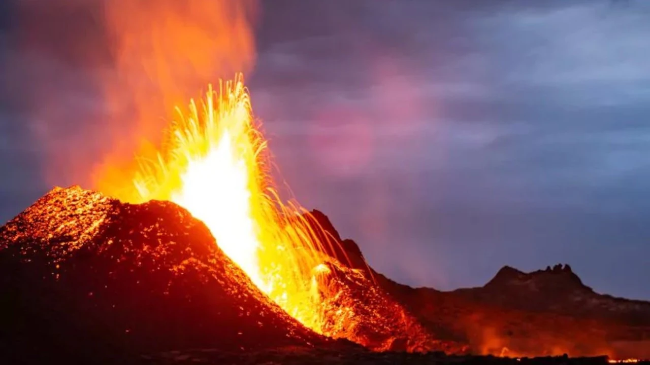 8457-santorini-yanardagi-patlayacak-mi-yanardag-patlarsa-ne-olur-iste-ege-denizinde-yasananlar