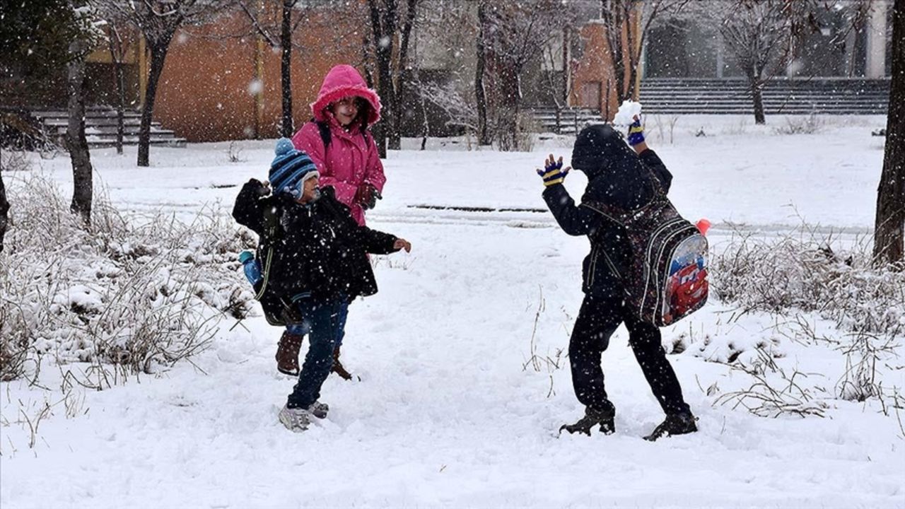 rize-ikizderede-yarin-okullar-tatil-mi-7-ocak-cuma-gunu-icin-kaymakamliktan-tatil-aciklamasi-17388501226187.jpg