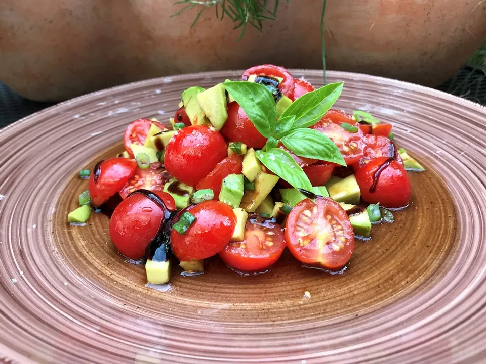 leckerer-tomaten-avocado-salat.webp