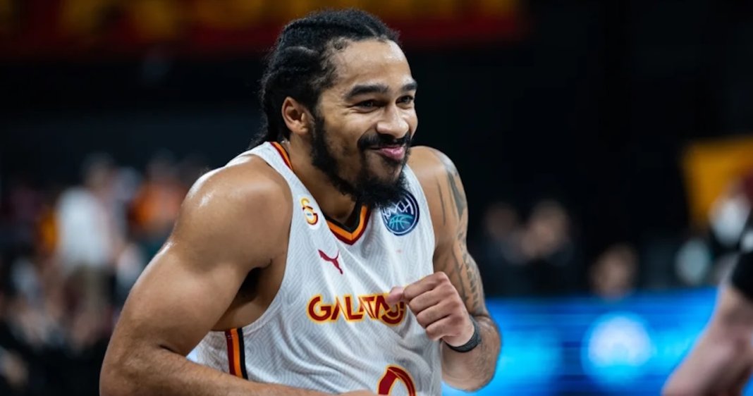 62795240-otis-livingston-ii-smiles-galatasaray-basketball-champions-league-001.jpg