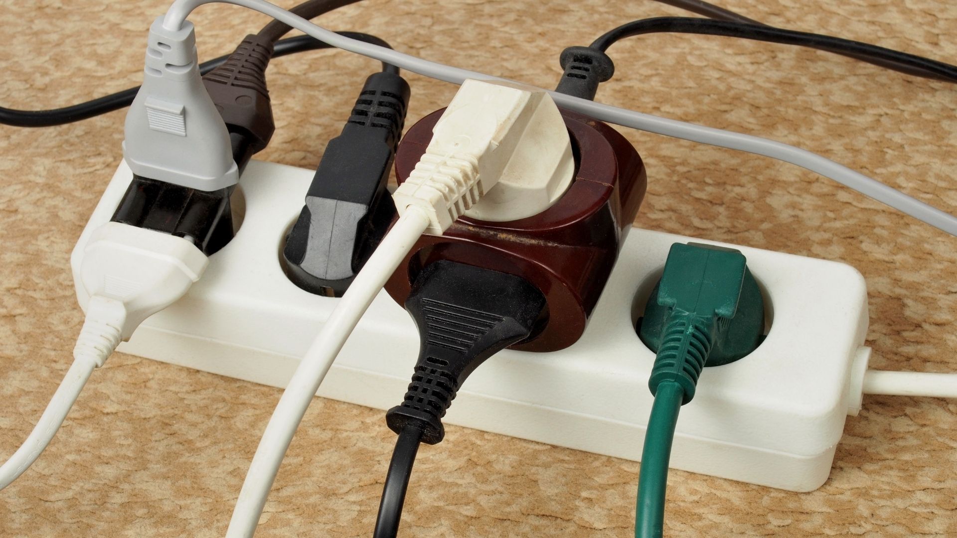 what-happens-if-you-plug-an-extension-cord-into-another-extension-cord-1693751167-001.jpg