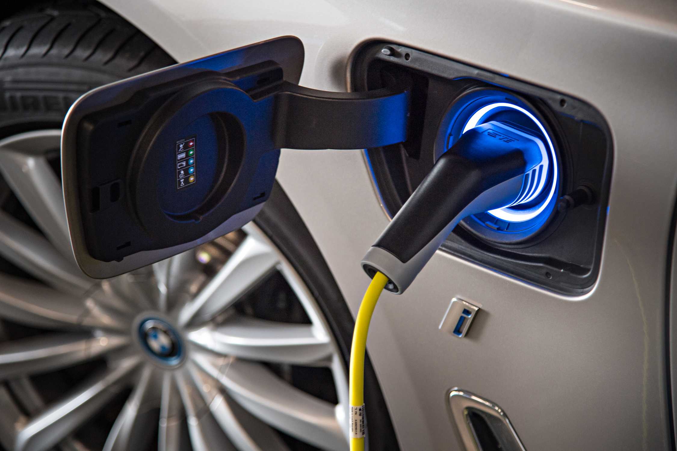 p90228776-bmw-740le-xdrive-iperformance-07-2016-2250px.jpg
