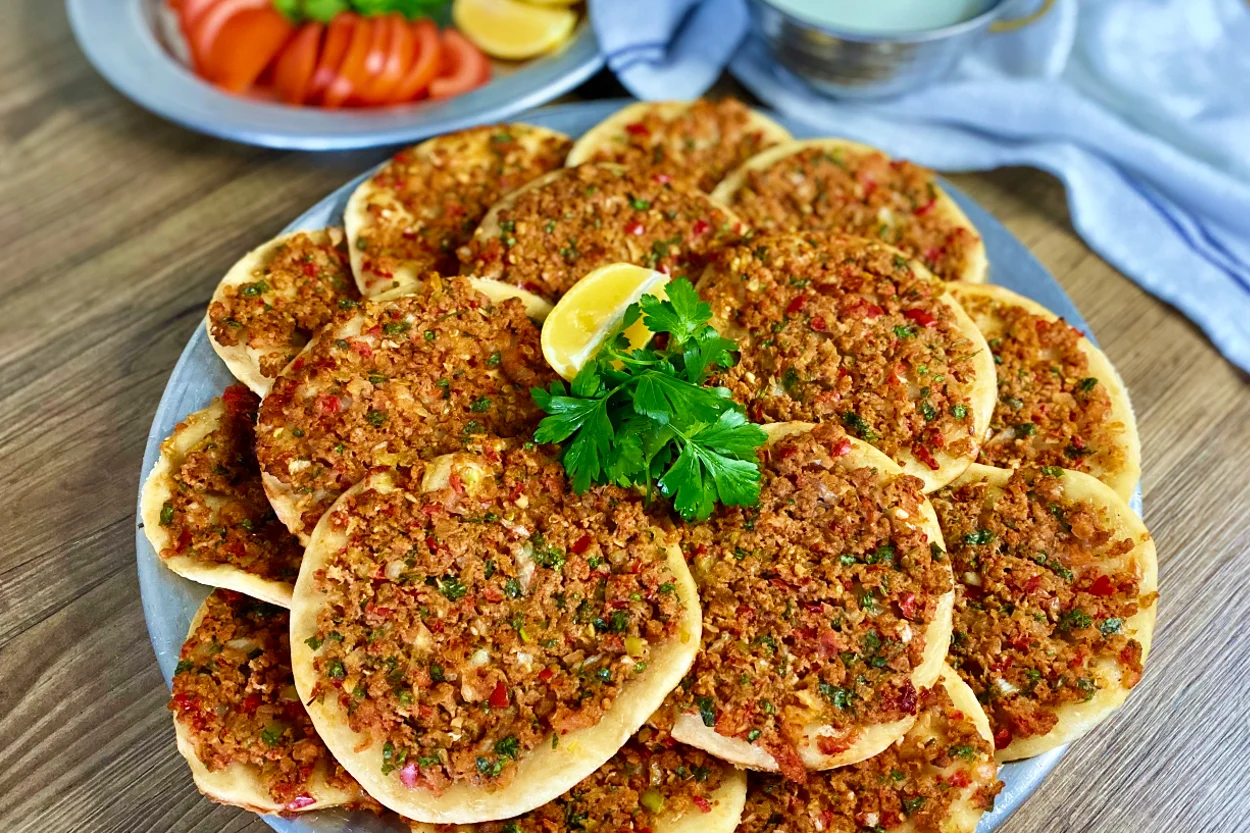 250gram-kiymayla-2-tepsi-lahmacun-one-cikan.webp